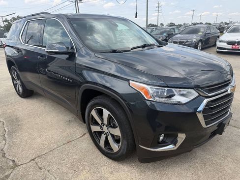 Used 2020 Chevrolet Traverse LT w/ LT Premium Package AWD/4WD image 3