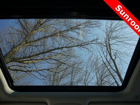 Used 2019 Jeep Cherokee Latitude Plus w/ Comfort/Convenience Group image 29