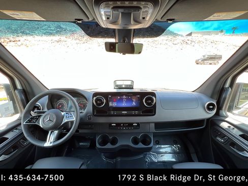 Used 2025 Mercedes-Benz Sprinter 2500 image 9