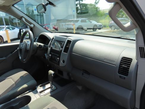 Used 2015 Nissan Frontier SV AWD/4WD image 16