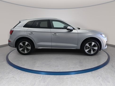 Used 2023 Audi Q5 Premium w/ Convenience Package image 4