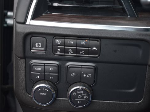 Used 2025 Chevrolet Suburban Z71 image 16