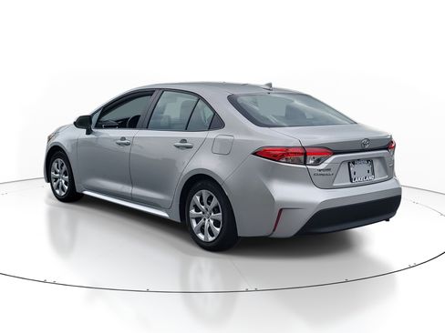 Used 2025 Toyota Corolla LE FWD image 5