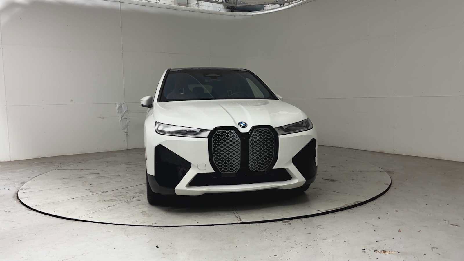 Used 2024 BMW iX xDrive50 w/ Sport Package AWD/4WD image 4