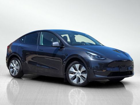 Used 2024 Tesla Model Y Long Range AWD/4WD image 2