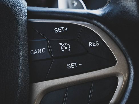 Used 2015 Jeep Grand Cherokee Overland image 16