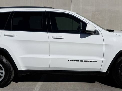 Used 2020 Jeep Grand Cherokee Laredo image 3