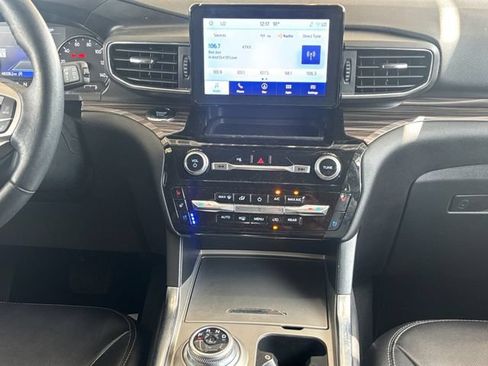Used 2023 Ford Explorer Limited w/ Equipment Group 301A RWD image 4