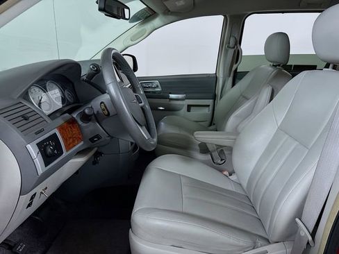 Used 2008 Chrysler Town & Country Touring image 6