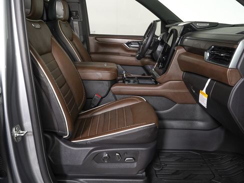 Used 2026 GMC Yukon XL Denali Ultimate w/ LPO, Floor Liner Package AWD/4WD image 9