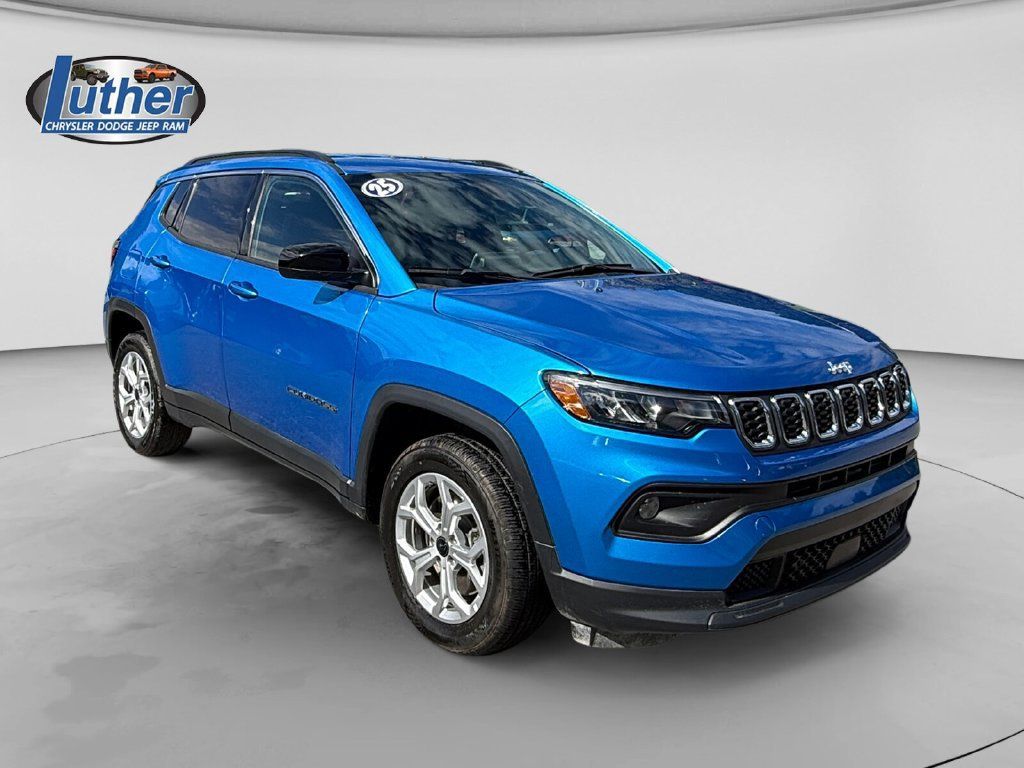 Used 2025 Jeep Compass Latitude AWD/4WD image 7