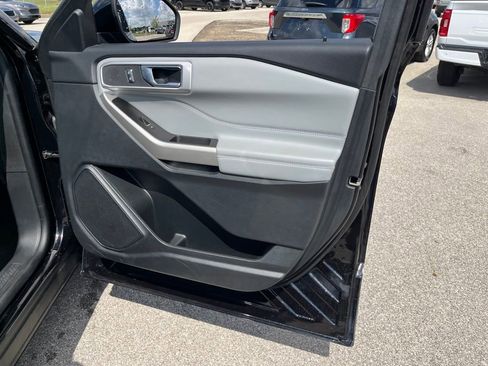 Used 2022 Ford Explorer XLT w/ Equipment Group 202A image 12