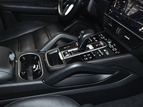 Used 2022 Porsche Cayenne Coupe image 61