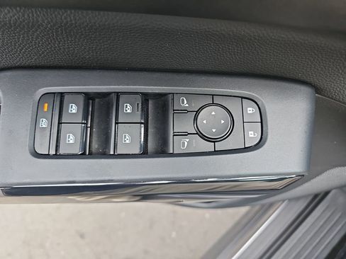 Used 2024 Nissan Pathfinder SV FWD image 31