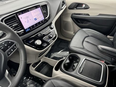 Used 2024 Chrysler Pacifica Touring-L image 14