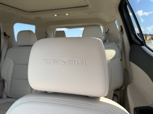 Used 2021 GMC Acadia Denali w/ Denali Technology Package FWD image 28
