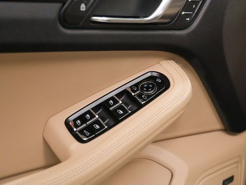 Certified 2022 Porsche Macan AWD/4WD image 23