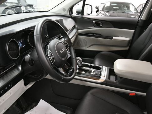 Used 2022 Kia Carnival LX image 19