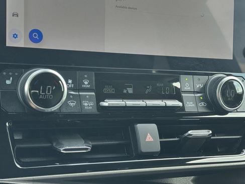 Used 2023 Toyota Highlander XLE FWD image 29
