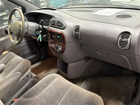 Used 2000 Chrysler Town & Country LX image 13