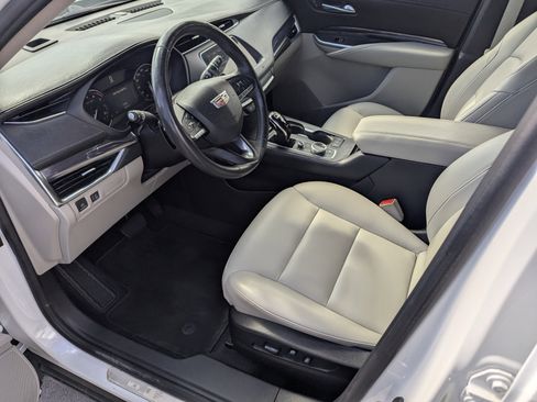 Used 2021 Cadillac XT4 Luxury w/ Cold Weather Package image 9