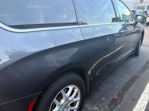 Used 2017 Chrysler Pacifica Touring FWD image 9