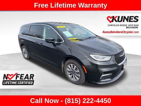 Used 2023 Chrysler Pacifica Touring-L FWD image 1