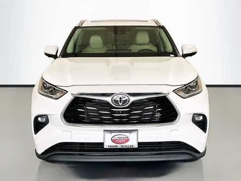 Used 2023 Toyota Highlander Limited FWD image 2