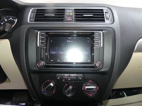 Used 2017 Volkswagen Jetta SE FWD image 36