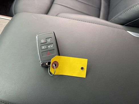 Used 2025 Land Rover Range Rover Long Wheelbase Autobiography image 29