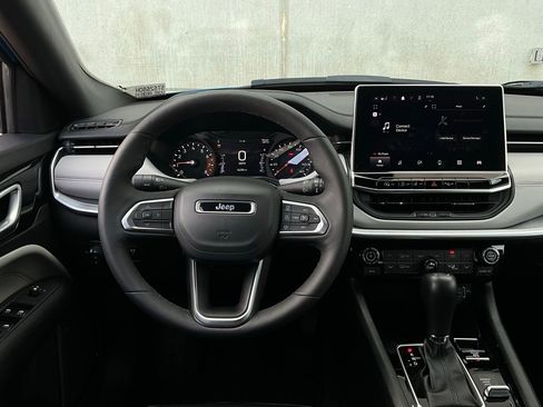 Used 2025 Jeep Compass Limited image 14