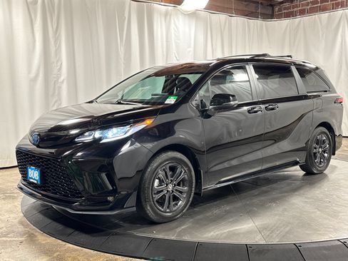 Used 2025 Toyota Sienna XSE w/ XSE Premium Package AWD/4WD image 1