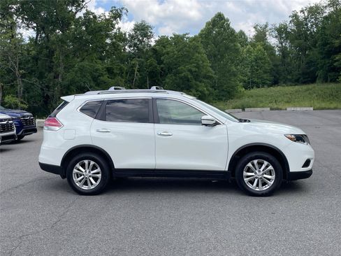 Used 2016 Nissan Rogue SV w/ SV Premium Package AWD/4WD image 6
