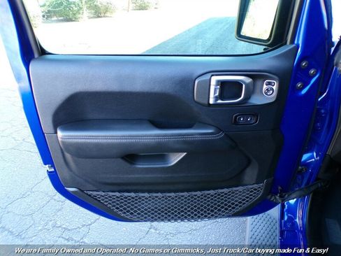 Used 2018 Jeep Wrangler Unlimited Sahara image 11