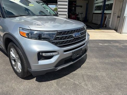 Used 2023 Ford Explorer XLT AWD/4WD image 5