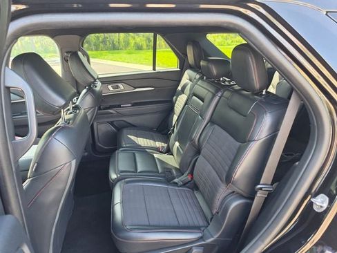 Used 2025 Ford Explorer ST-Line w/ ST-Line Street Pack AWD/4WD image 8