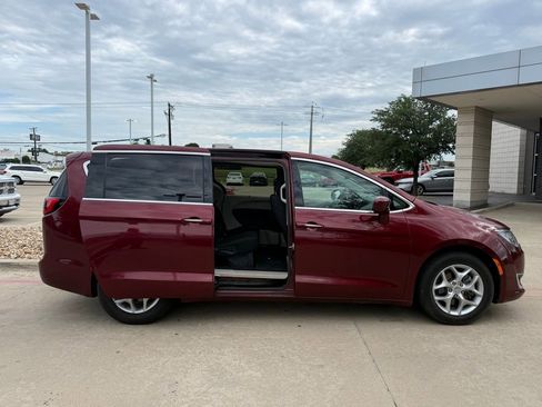 Used 2018 Chrysler Pacifica Touring Plus w/ Tire & Wheel Group FWD image 9