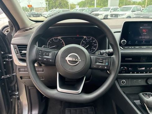 Used 2023 Nissan Rogue SV image 11