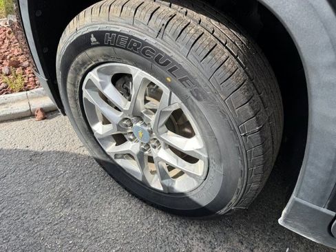 Used 2021 Chevrolet Traverse LS image 10