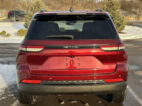 Used 2023 Jeep Grand Cherokee Altitude image 4