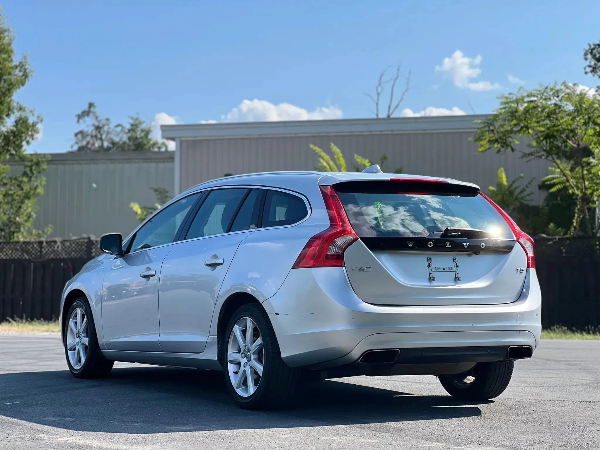 Used 2016 Volvo V60 T5 Premier w/ Convenience Package FWD image 3