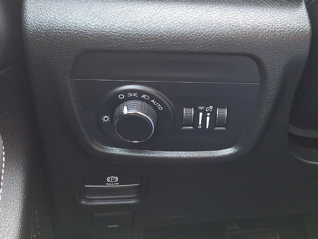 Used 2023 Jeep Grand Cherokee Laredo X AWD/4WD image 26
