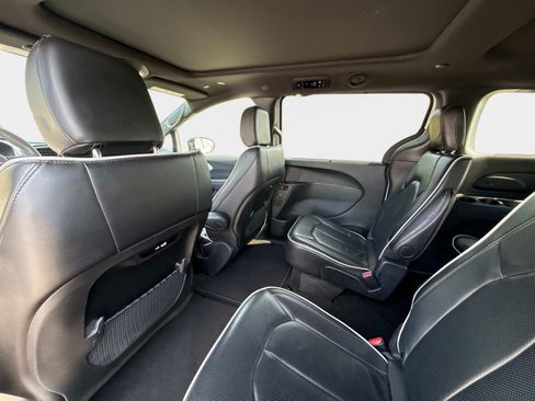 Used 2025 Chrysler Pacifica Limited FWD image 19