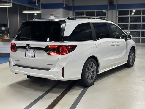 New 2026 Honda Odyssey Touring image 4