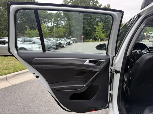Used 2019 Volkswagen Golf SE image 18