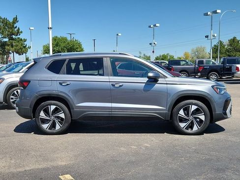 Used 2025 Volkswagen Taos SE AWD/4WD image 2