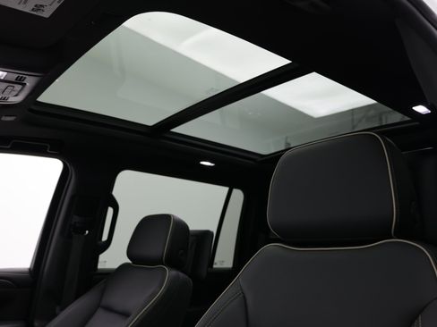 Used 2023 GMC Yukon XL SLT AWD/4WD image 5
