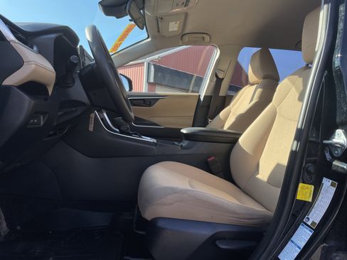 Used 2019 Toyota RAV4 LE image 13