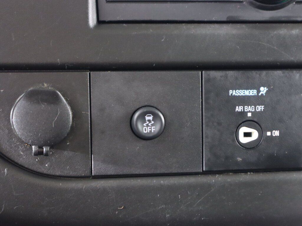 Used 2019 Chevrolet Express 2500 w/ Driver Convenience Package RWD image 21