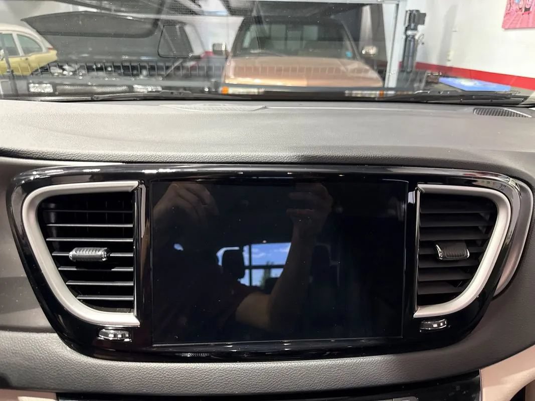 Used 2023 Chrysler Pacifica Touring-L FWD image 94